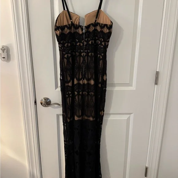 Venus Elegant Black Lace Gown - Picture 2 of 3